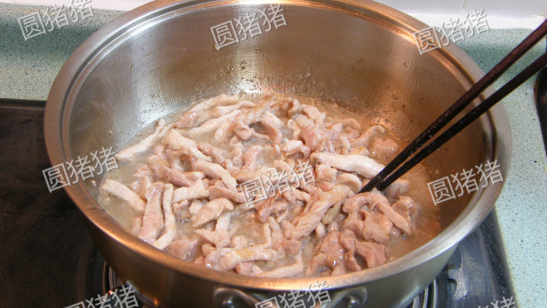 京酱肉丝做法,炒时用筷子拨散,当肉丝变色时马上盛出。