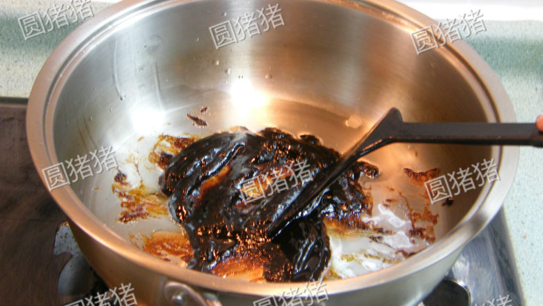 京酱肉丝做法,将酱料材料在碗内混合均匀,锅内热少许油,倒入酱料炒至出香味。