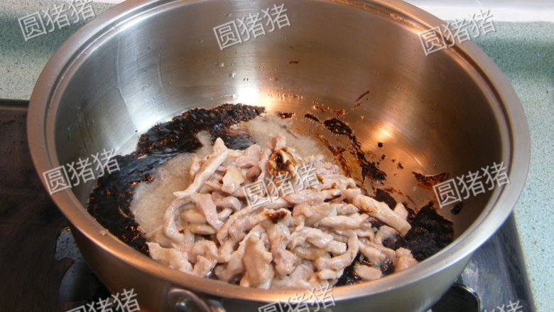 京酱肉丝做法,再放入事先炒好的肉丝。