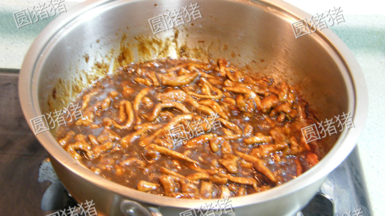 京酱肉丝做法,翻炒至肉丝全部均匀的裹上酱汁即可。