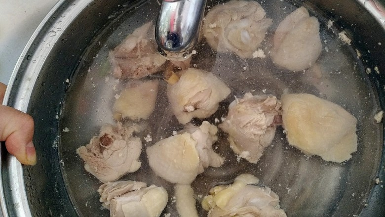 可乐鸡块,把焯完的水倒掉,用流动的清水洗去浮渣