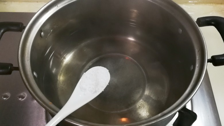 花花世界~西芹红椒蛋花,锅中烧开水放入一小勺盐