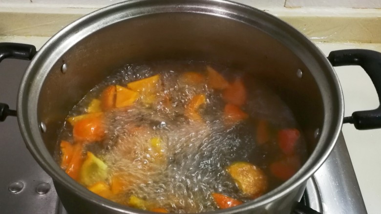 花花世界~西芹红椒蛋花,放入红椒烧开捞出来