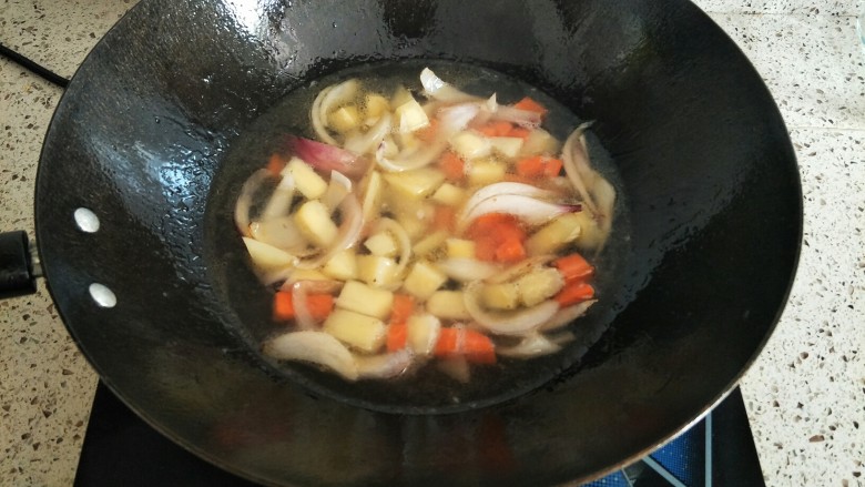 咖喱鸡排便当,加一碗水没过食材,焖煮软烂