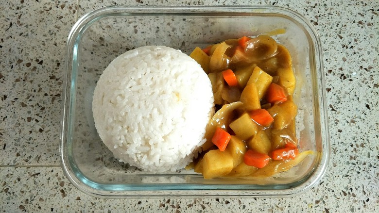 咖喱鸡排便当,装一碗米饭倒扣在盘子里,舀入煮好的咖喱