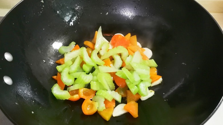 花花世界~西芹红椒蛋花,放入西芹翻炒片刻