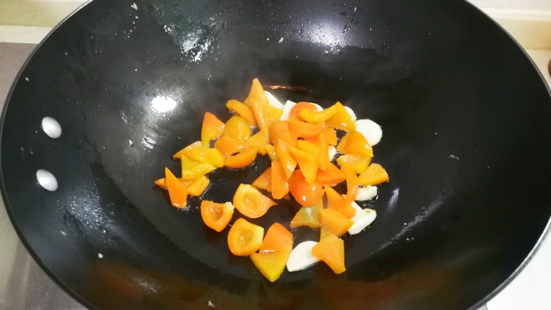 花花世界~西芹红椒蛋花,放入红椒