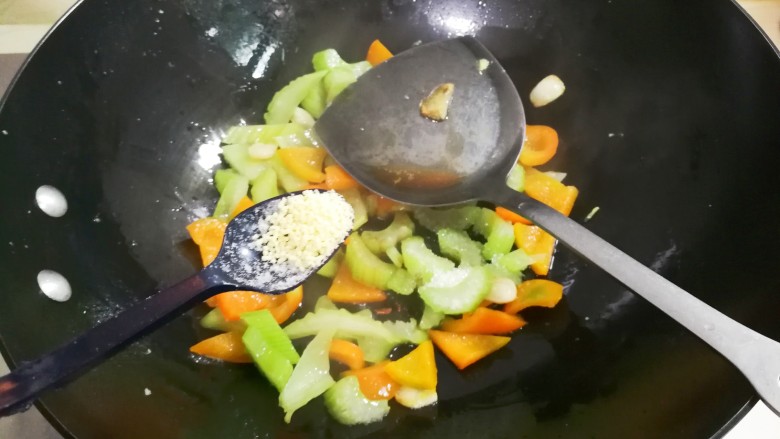 花花世界~西芹红椒蛋花,放入鸡精翻炒均匀