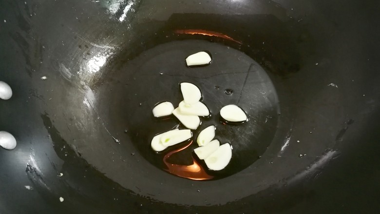 花花世界~西芹红椒蛋花,放入适量食用油放入蒜片煸香