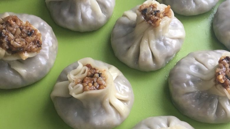 烧麦,因为馅料是熟的,所以只要皮变透明就是熟了,一般蒸10-15分钟就可以了