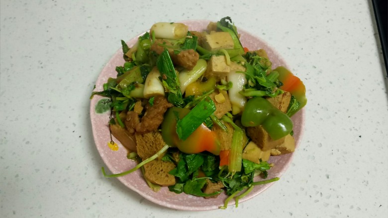 酥肉炒菜椒豆腐面筋,盛入盘中,美味营养,争取吃出苗条身材。