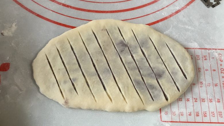 花式面包,或者擀成长舌状,刀片划斜刀口,一层划透