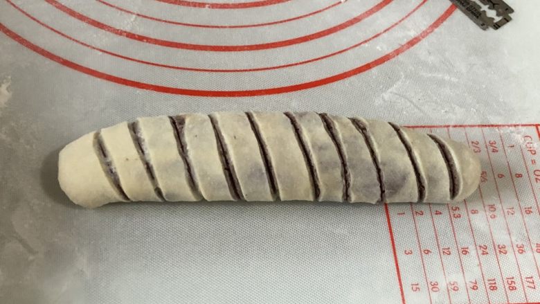 花式面包,卷好的样子,还可以对头圈起