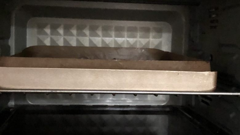 花式面包,放入烤箱,下面放一烤盘开水制造温度湿度15分钟换一次