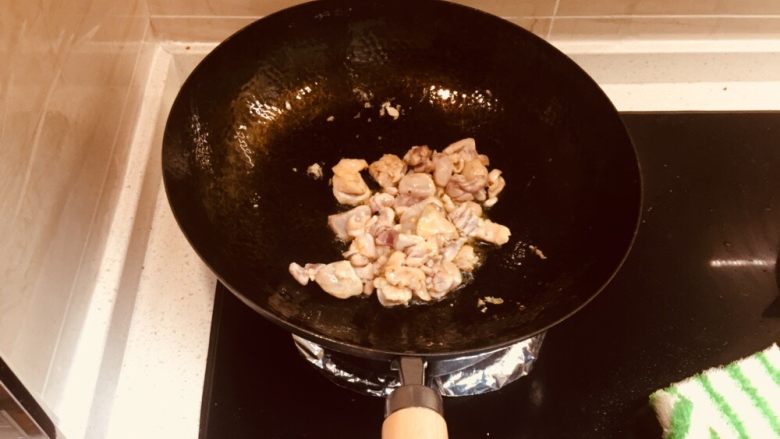 辣椒鸡腿肉,炒熟水分变少。喜欢干的还能再煸一下。