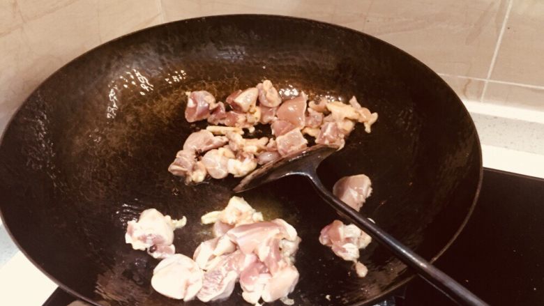 辣椒鸡腿肉,下鸡肉翻炒，炒至水分变少