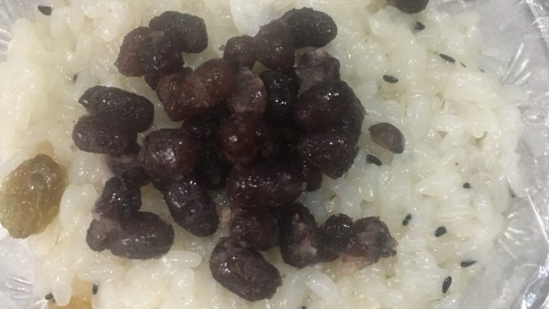 猪油蜂蜜八宝饭,铺一层糯米(一定要多按按,压紧实了)再放点蜜豆,或者豆沙,喜欢什么放什么
