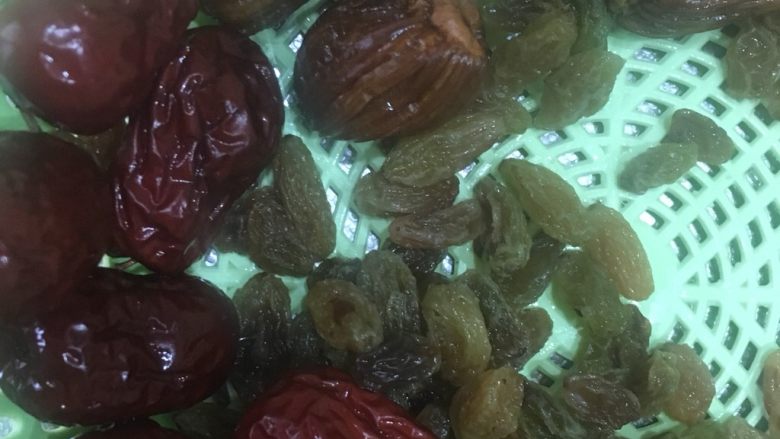 猪油蜂蜜八宝饭,所有果脯冲洗一下晾水(果脯可以随意搭配,喜欢吃什么就放什么)