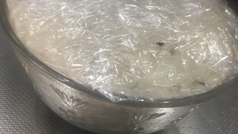 猪油蜂蜜八宝饭,再铺一层糯米饭(多按按,压紧实了)平碗口,然后用保鲜膜包好,压平