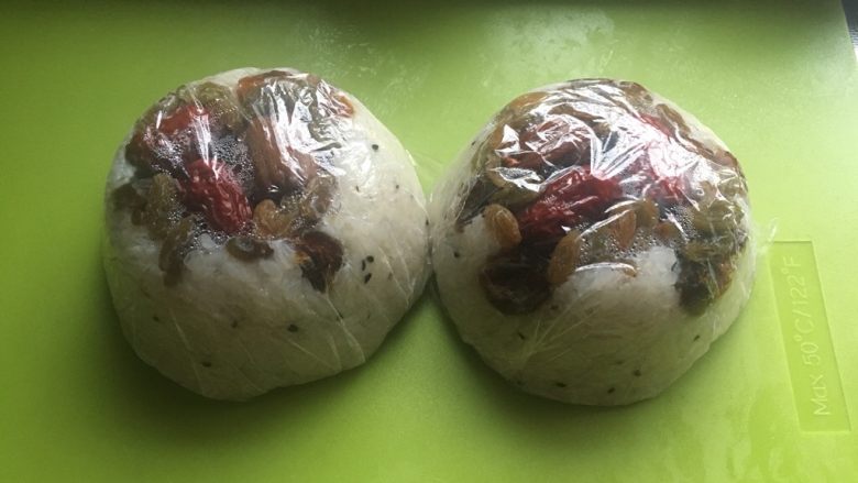 猪油蜂蜜八宝饭,拿掉碗,就这样放入冷冻,想吃了就拿一个出来蒸一下