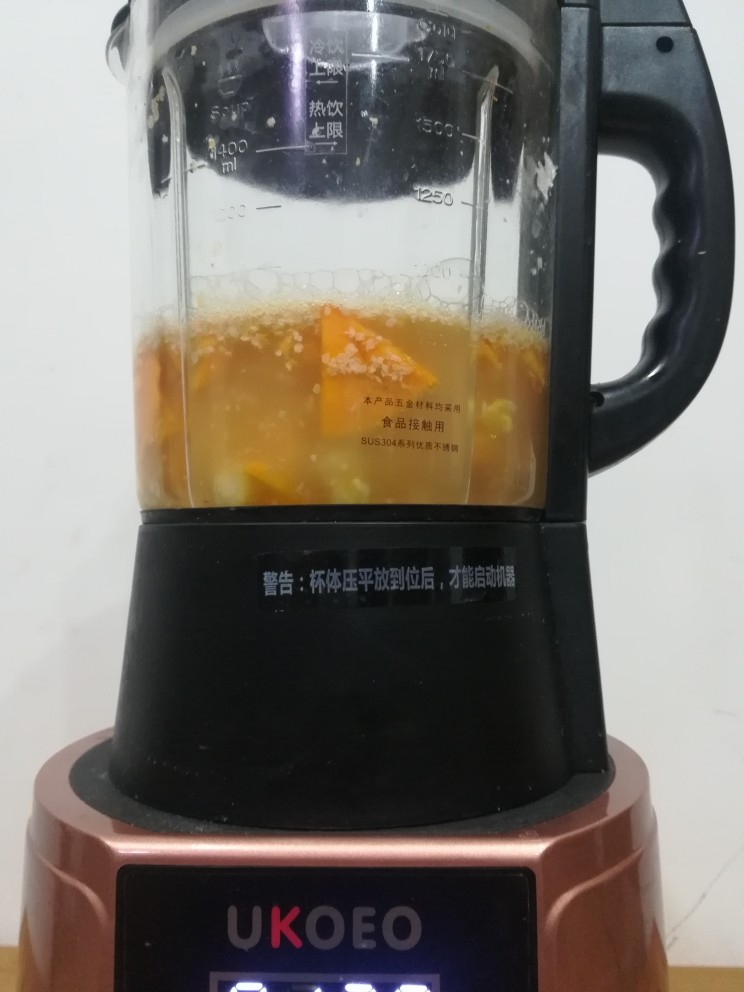 #辅食计划#~南瓜玉米胚芽浓浆,破壁机做辅食非常的方便。不需要人照看。放进食材以后,只需要等待就可以。