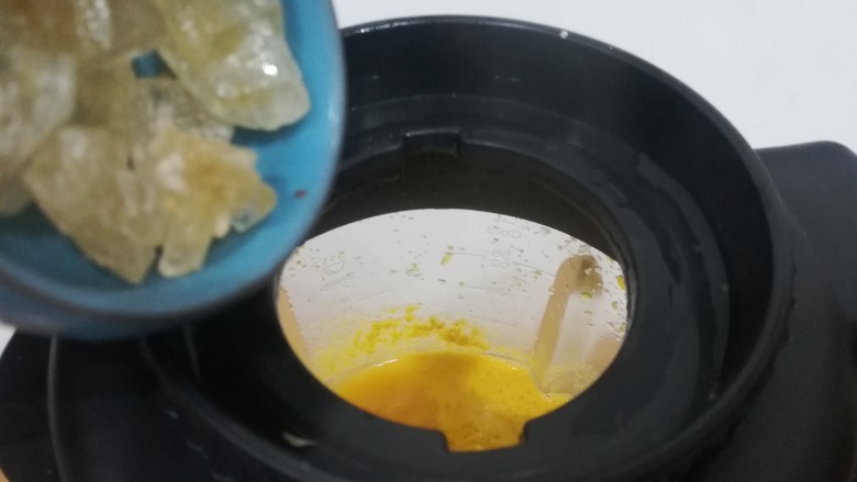 #辅食计划#~南瓜玉米胚芽浓浆,程序快要结束之前放入冰糖或者红糖、白糖都可以,程序结束以后就可以享用美味了。因为玉米的外皮可能不容易打碎,喜欢细腻口感的,或者有小宝宝饮用,可以用筛网过筛一次,滤去玉米外皮。