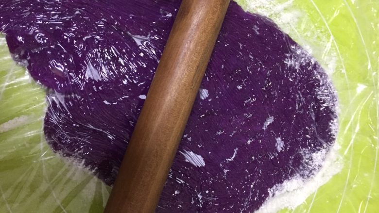 山药紫薯糍,上面再次敷上保鲜膜用擀面杖压薄