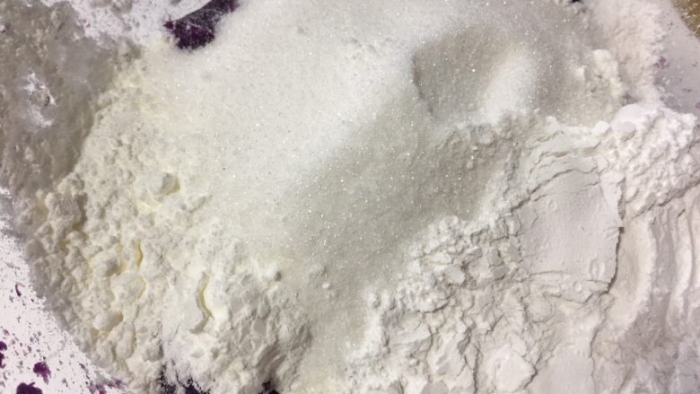 山药紫薯糍,加入细砂糖