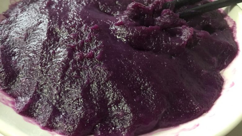 山药紫薯糍,大火蒸25分钟拿出放温热