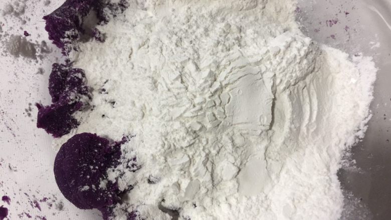 山药紫薯糍,<a style='color:red;display:inline-block;' href='/shicai/ 2643'>紫薯</a>里面加入<a style='color:red;display:inline-block;' href='/shicai/ 520'>糯米粉</a>和淀粉