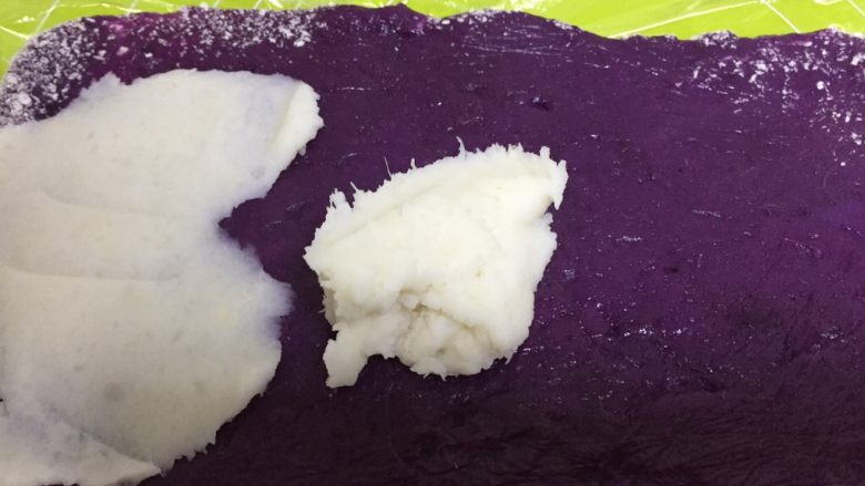 山药紫薯糍,把山药泥倒在紫薯上面