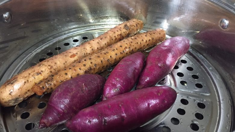 山药紫薯糍,<a style='color:red;display:inline-block;' href='/shicai/ 28'>山药</a>清洗干净直接与红薯放入蒸锅