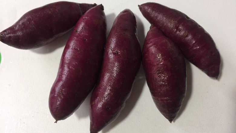 山药紫薯糍,红薯清洗干净