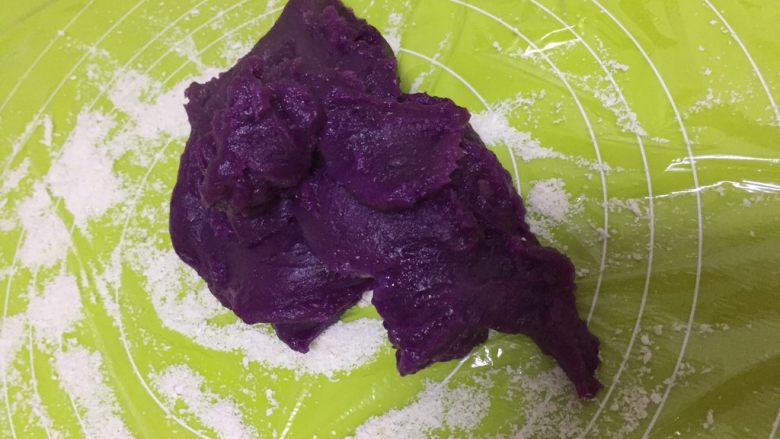 山药紫薯糍,把紫薯面团直接倒在保鲜膜上