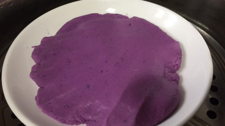 山药紫薯糍,面团放入盘子中，盖上防高温保鲜膜或者盖个盘子