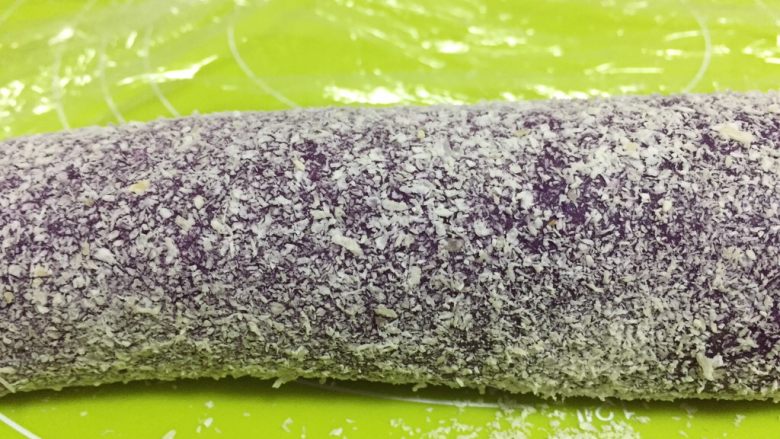 山药紫薯糍,借助保鲜膜卷起来