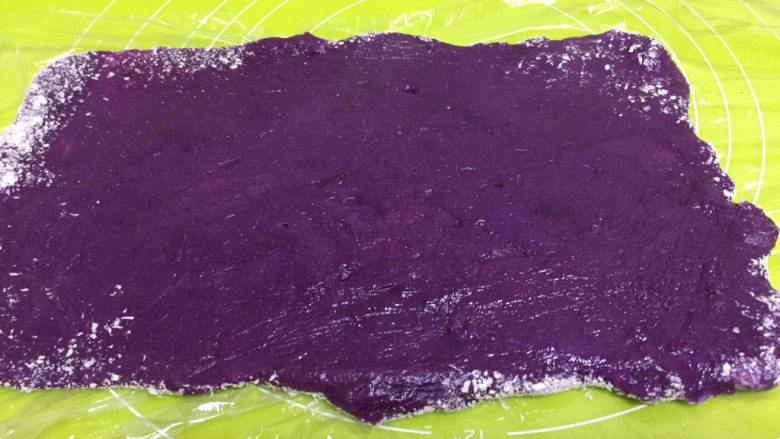 山药紫薯糍,压成均匀厚度的长方形