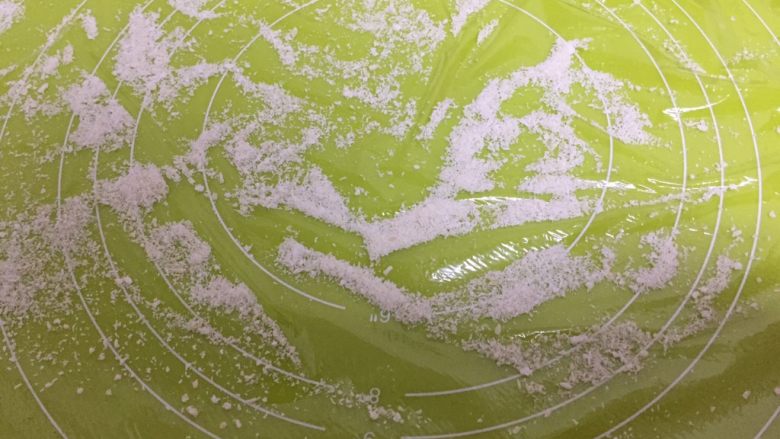 山药紫薯糍,取保鲜膜平铺，上面撒上椰蓉