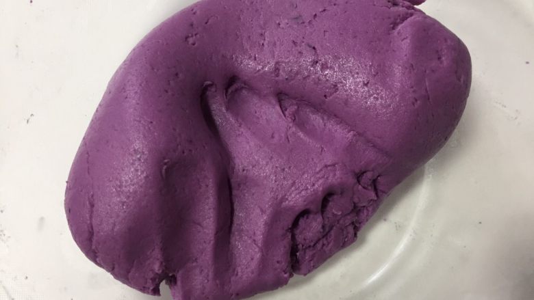 山药紫薯糍,用手捏成团，面粉的吸水性不同，如果稀了你就加入适量的糯米粉，干了就加入适量的温水就好