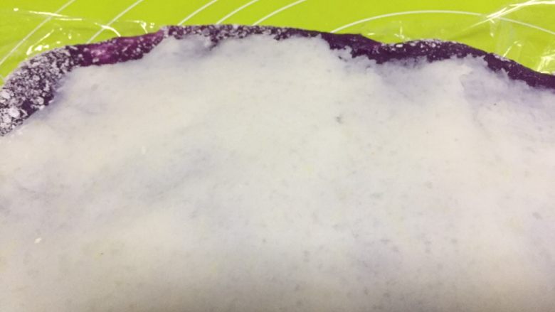 山药紫薯糍,用刮刀均匀的抹开