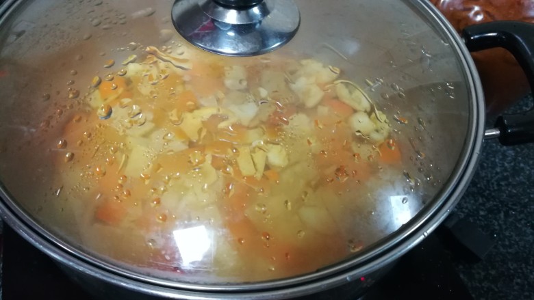 晶莹剔透的好吃,还是好药的糖渍血橙皮,倒下切好的橙皮稍微煮一分钟