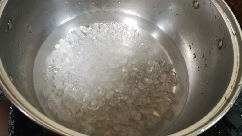 晶莹剔透的好吃,还是好药的糖渍血橙皮,加入冰糖煮