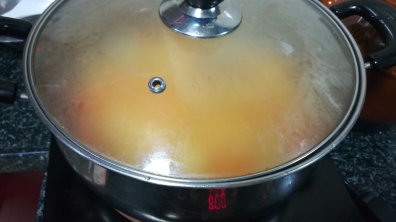 晶莹剔透的好吃,还是好药的糖渍血橙皮,盖盖煮。这个过程有点漫长,一定要小火慢慢熬制,而且一直一直搅拌,尤其是水快干时候,要分分钟不停歇地搅拌。
等到橙皮的水分蒸发干了,变成晶莹剔透了,就可以出锅了。