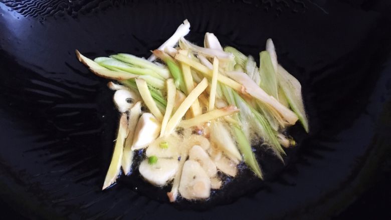 麻辣香锅,锅内放油烧热,放入葱姜蒜爆香
