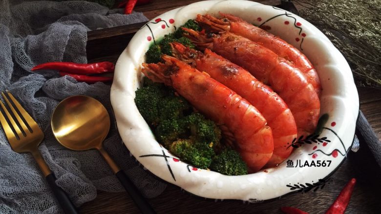 麻辣香锅,藕片码在盘子底部,上面摆放大虾和西兰花,装盘食用