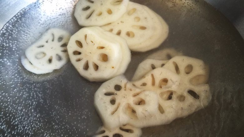 麻辣香锅,锅内烧开水,放入藕片烫熟,捞出备用