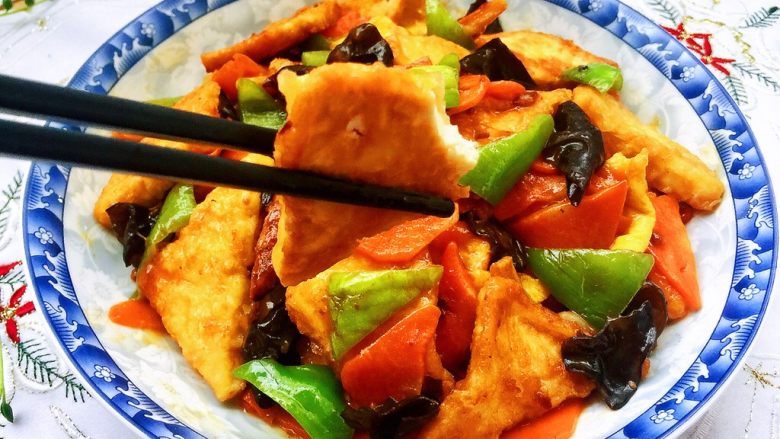 红墙绿瓦,墨走游龙➕阿晨家常豆腐,豆腐入味,外焦里嫩,咸鲜微酸,营养又美味,感兴趣的宝宝们,快来试试吧😄