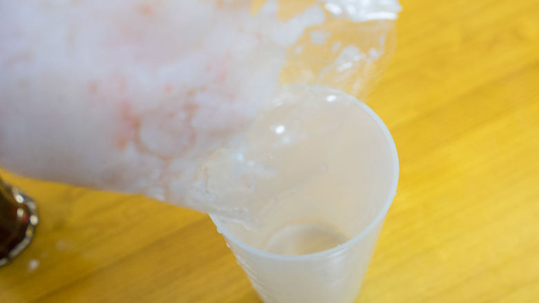 胡萝卜虾泥蛋卷,
将直达生鲜的<a style='color:red;display:inline-block;' href='/shicai/ 287'>虾仁</a>提前一天放冰箱解冻,
