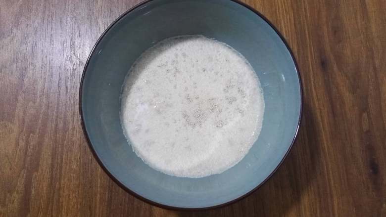 好看又好吃的——褐麦红豆沙三角包,牛奶与耐高糖酵母粉混合静置几分钟,先激活酵母。