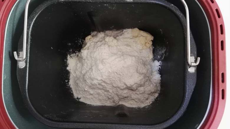 好看又好吃的——褐麦红豆沙三角包,将除了盐和黄油之外的食材放入面包桶中,启动和面程序,有了面包机,就是省事哈,没有就只能用手啦。